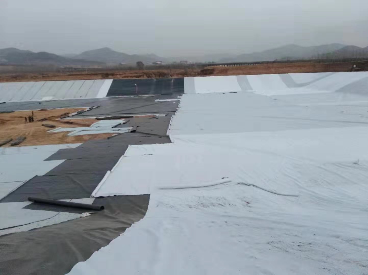垃圾填埋场中午夜神马福利膜最佳选择厚度为多少？