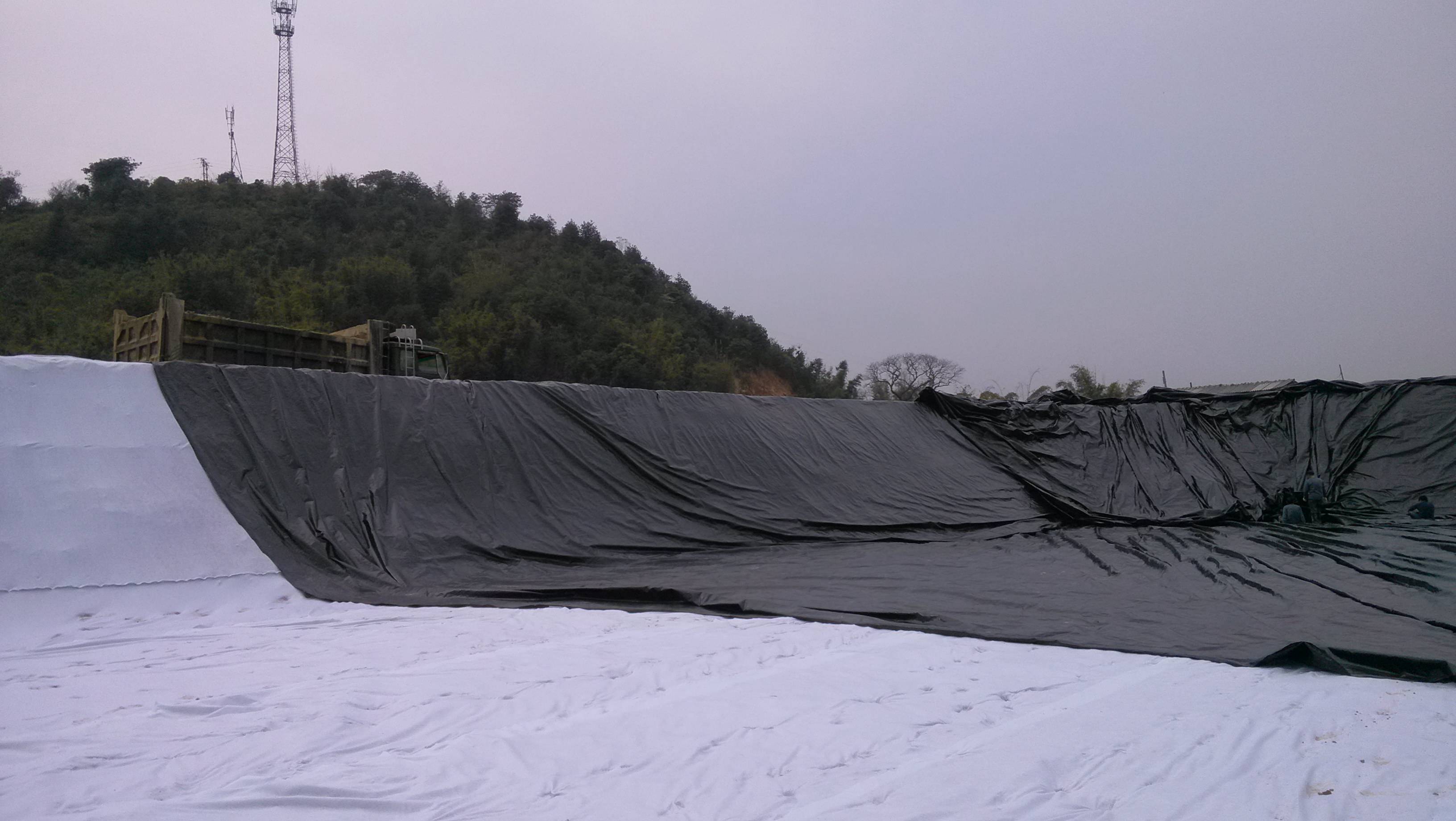 HDPE午夜神马福利膜渠道防渗基槽与铺膜断面的形状有哪几种？