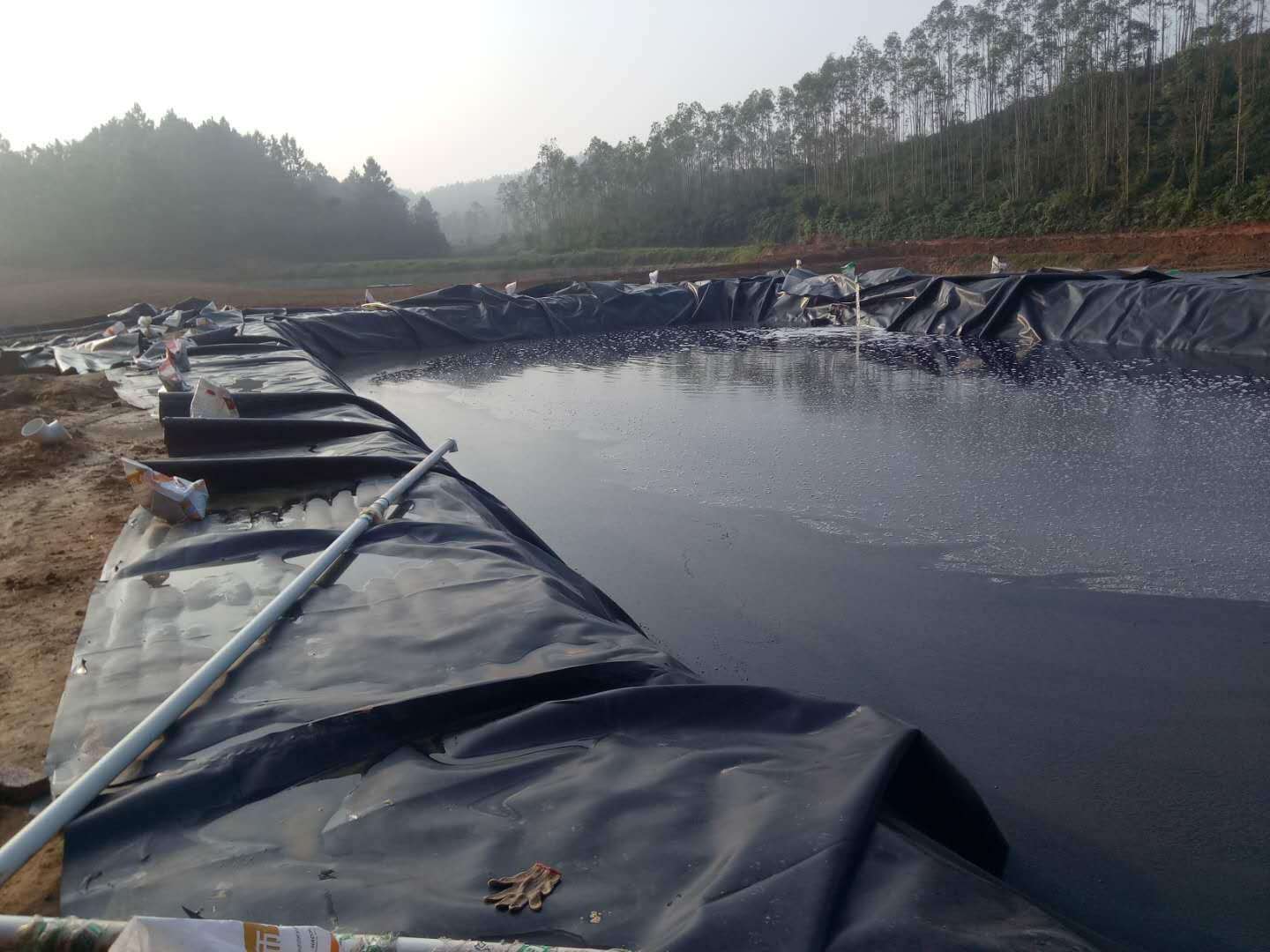 复合午夜神马福利膜解决坝坡和库底防渗问题