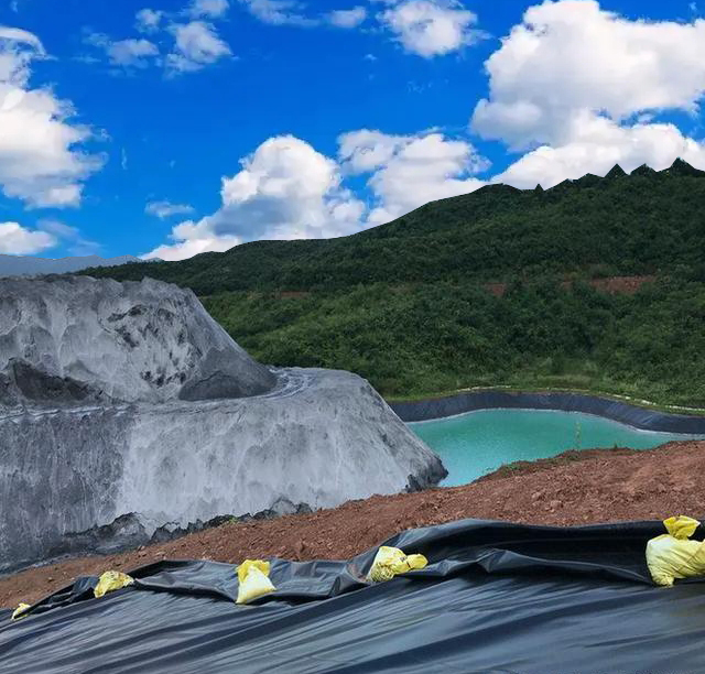 场地位于河漫滩的人工湖如何防止湖水渗漏？